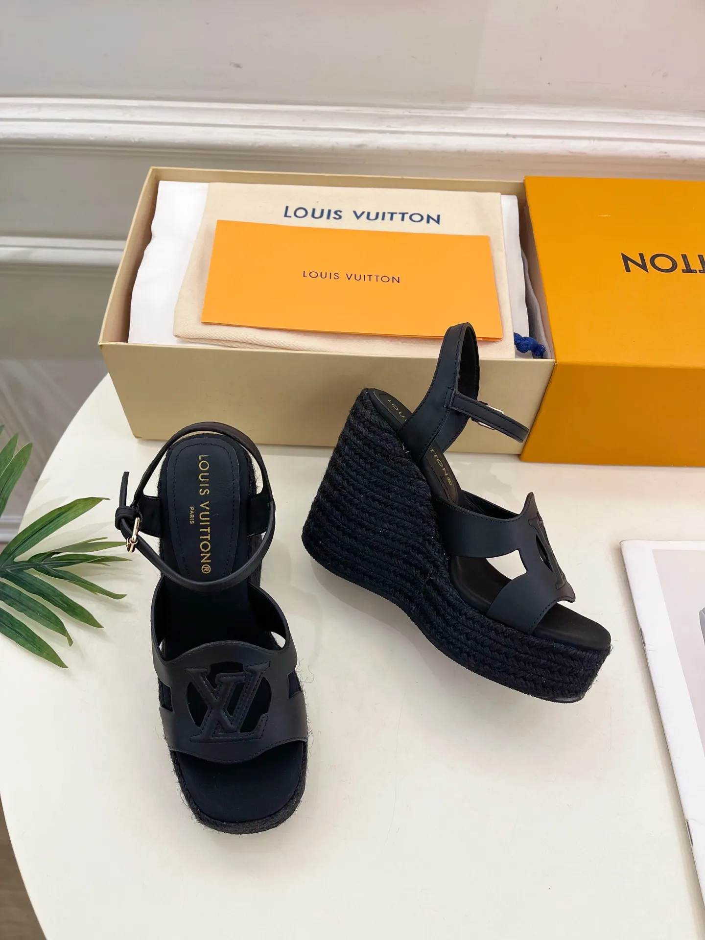 👟👟Ex-factory price 640👟👟 LV | Louis Vuitton 25𝐬𝐬 🧡💚2025 spring and summer new style top version‼ ️The original version is the same. The counter focuses on the latest LV ISOLA hollow hemp rope wedge sandals. New hard goods. ❥BS purchasing level! Full of high-end feel! A popular model among bloggers at home and abroad, it’s retro and fashionable and looks amazing on your feet! Mainly recommended model on the official website★ ━━━━━ ЅᏇєєt ━━━━━ ▪️Upper: original customized calfskin ▪️Lining: imported sheepskin ▪️Outsole: original molded outsole ▪️Heel height: 12cm, water platform 3.5cm ▪️Shoe size: 35-39 (40, 41 customized)